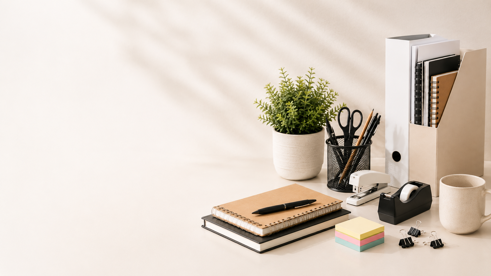 Essentiels de bureau organisés